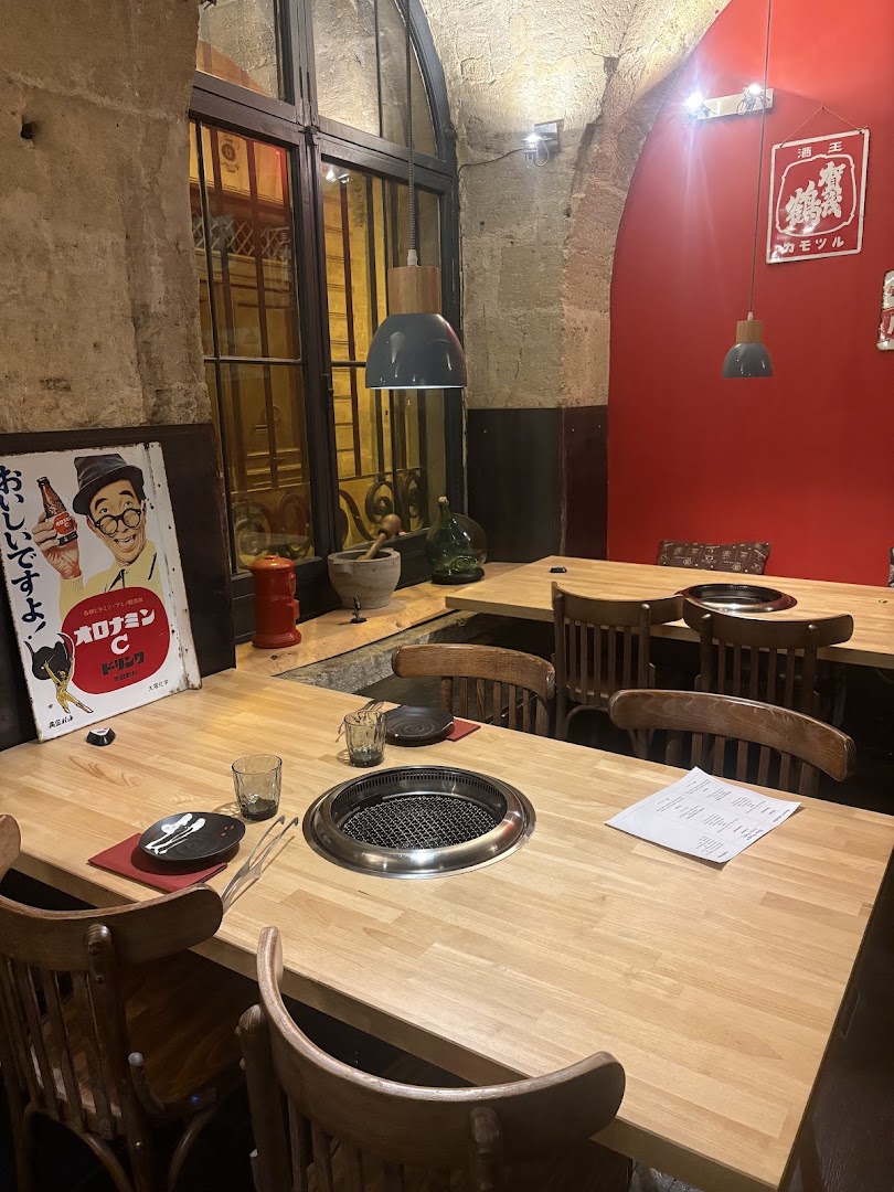 Une table de grill dans la salle japonaise aux murs de pierre
