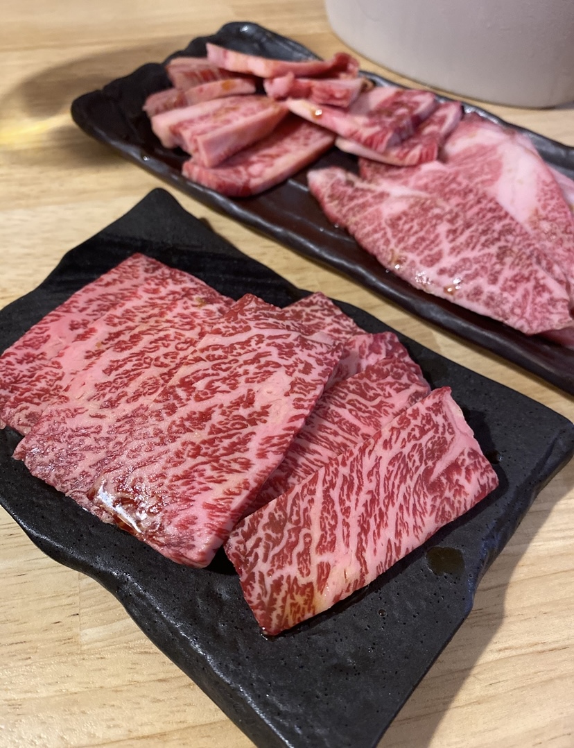 Des pièces de bœuf persillées prêtes pour le yakiniku