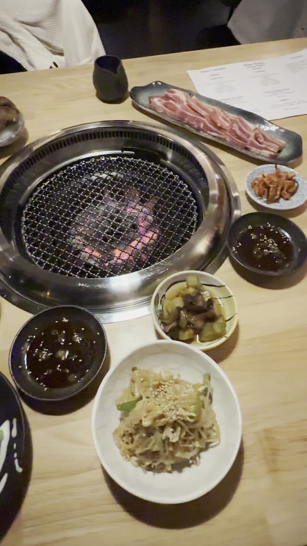 Un gril de table avec viande et accompagnements japonais