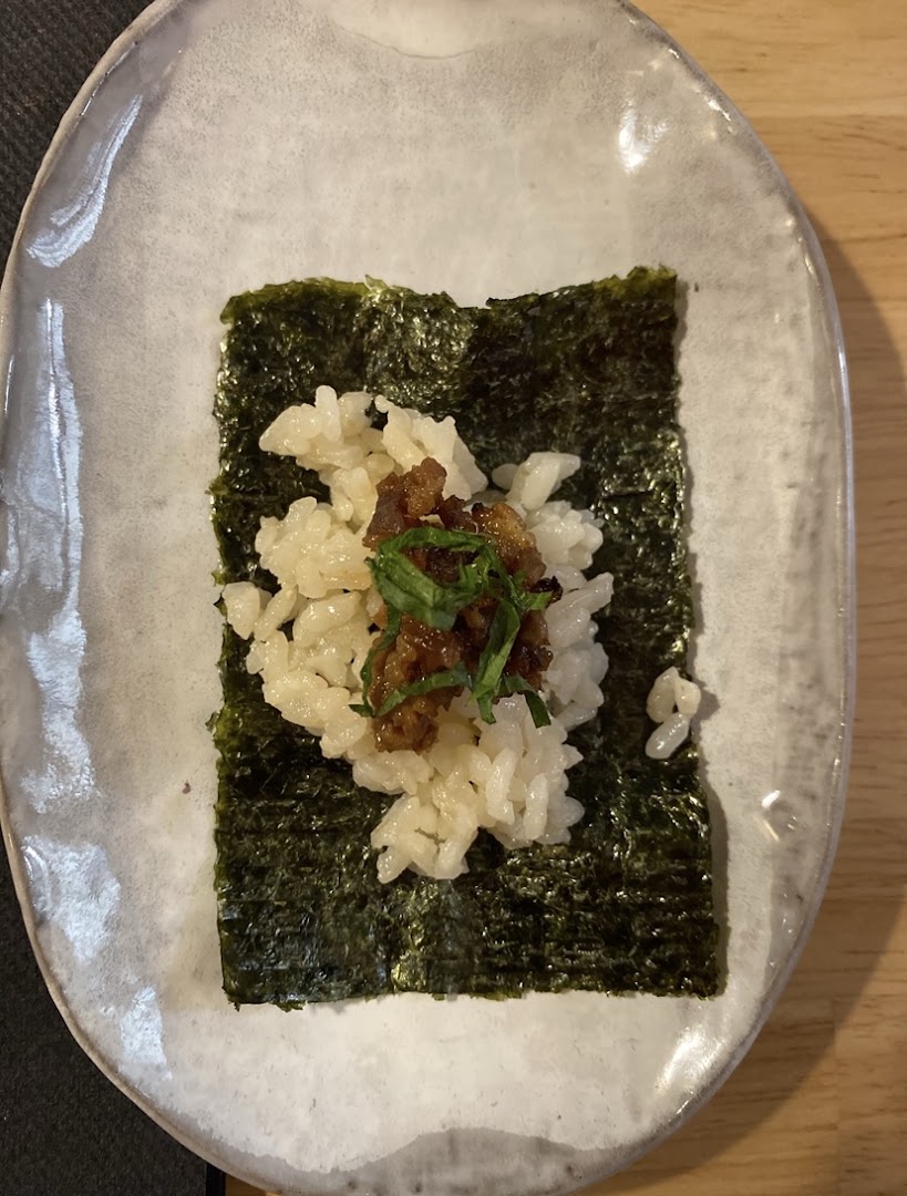 Une bouchée de riz, algue nori et condiment