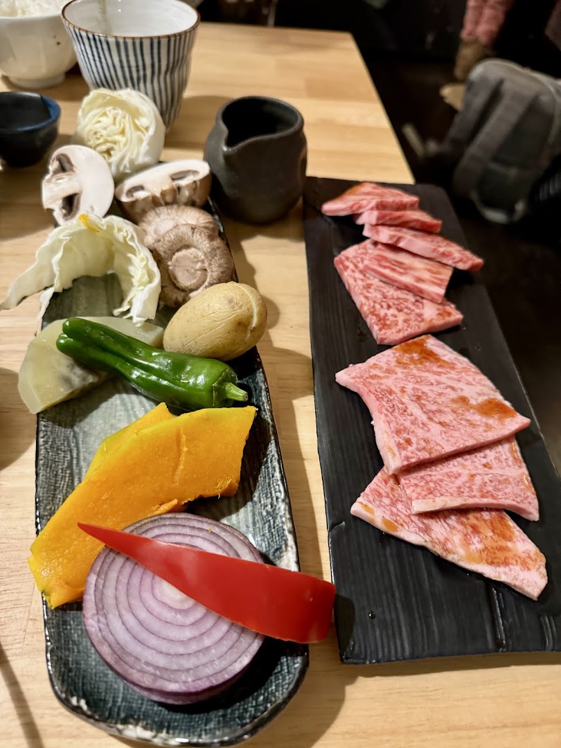 Des légumes et des pièces de bœuf préparés pour le grill