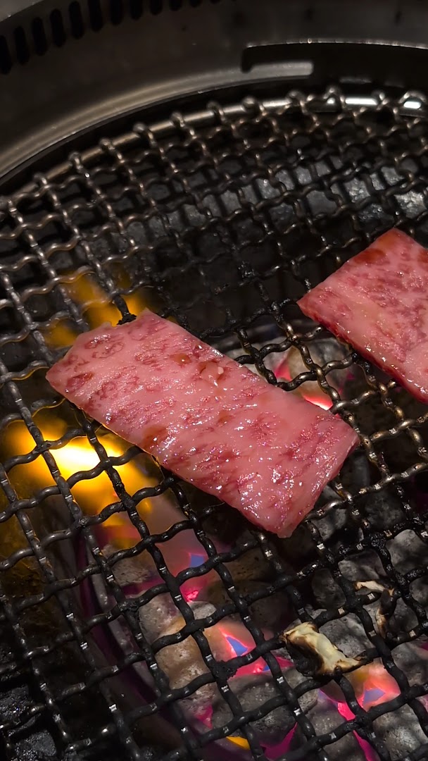 Deux pièces de bœuf saisies sur les braises