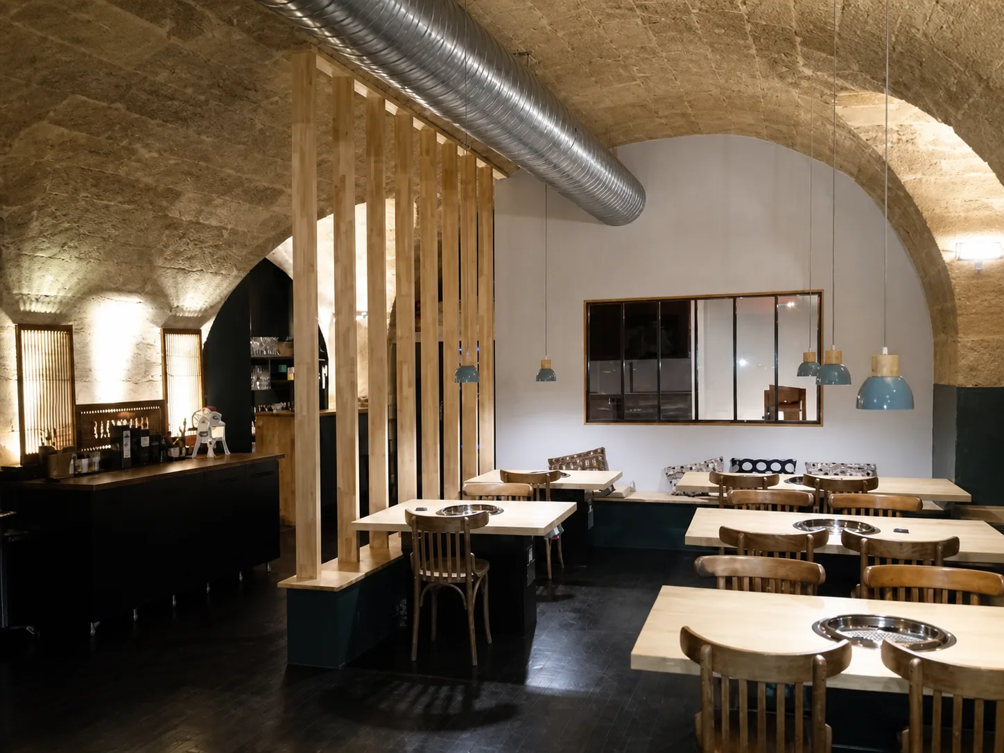 La salle voûtée et les tables de grill de L’Encoche Yakiniku